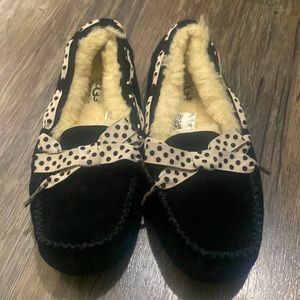 Women’s Ugg Black Moccasins With Polka Dot Ribbon, Size 5